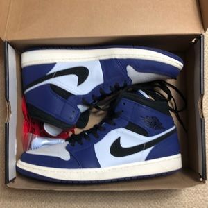 Jordan 1 mid Royal Blue